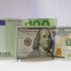 Đồng euro và đồng USD. (Ảnh: THX/TTXVN)