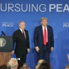 Tổng thống Mỹ Donald Trump (phải) và Tổng thống Nga Vladimir Putin trong cuộc họp báo chung tại Căn cứ Elmendorf-Richardson ở Anchorage, bang Alaska (Mỹ) ngày 15/8/2025. (Ảnh: THX/TTXVN)