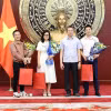 Đại sứ Phạm Thanh Bình tặng quà cho đại diện các cơ quan báo chí Việt Nam tại Trung Quốc. (Ảnh: Hải Yến/TTXVN)