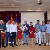 Đại sứ Việt Nam tại Pháp Đinh Toàn Thắng trao hoa chúc mừng đại diện các cơ quan báo chí Việt Nam tại Pháp. (Ảnh: Đào Dũng/TTXVN)