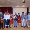 Đại sứ Việt Nam tại Pháp Đinh Toàn Thắng trao hoa chúc mừng đại diện các cơ quan báo chí Việt Nam tại Pháp. (Ảnh: Đào Dũng/TTXVN)