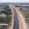 Máy móc, nhân lực thi công cao tốc Biên Hòa-Vũng Tàu. (Ảnh: Công Phong/TTXVN)