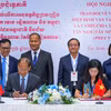 Đại diện Cục Đường bộ Việt Nam và Bộ Giao thông Công chính Vương quốc Campuchia ký Biên bản thống nhất triển khai thực hiện Hiệp định vận tải đường bộ giữa hai nước đối với cặp cửa khẩu quốc tế Tân Nam-Meun Chey. (Ảnh: Minh Phú/TTXVN)