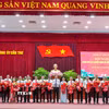 Bí thư Thành ủy Cần Thơ trao Quyết định của Ban Thường vụ Thành ủy cho các cán bộ được điều động, chỉ định, bổ nhiệm. (Ảnh: Thanh Liêm/TTXVN)