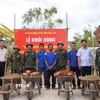 Lãnh đạo tỉnh Đắk Lắk cùng người dân xã Tuy An Bắc thực hiện nghi thức động thổ xây dựng nhà ở. (Ảnh: Tường Quân/TTXVN)