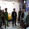 Lực lượng chức năng công bố các quyết định về khởi tố vụ án, khởi tố bị can và lệnh bắt tạm giam. (Ảnh: Báo Lâm Đồng)