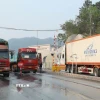 Hoạt động xuất nhập khẩu qua cửa khẩu quốc tế Hữu Nghị (Lạng Sơn) diễn ra sôi động. (Ảnh: Quang Duy/TTXVN)