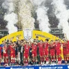 Các cầu thủ U23 Việt Nam hân hoan nâng cao cúp vô địch U23 Đông Nam Á 2025 trên sân Gelora Bung Karno. (Ảnh: Văn Phong/TTXVN)