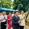Cán bộ nhân viên Tổng lãnh sự quán Việt Nam tại Khon Kaen cùng kiều bào Việt Nam tại Thái Lan dâng hương tri ân các anh hùng liệt sỹ. (Ảnh: TTXVN phát)