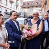 Vợ ông Jacques Savary đón Chủ tịch Quốc hội Trần Thanh Mẫn và Phu nhân Nguyễn Thị Thanh Nga đến thăm gia đình. (Ảnh: Doãn Tấn/TTXVN)