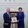 Phu nhân Ngô Phương Ly tặng bộ sách “Hồ Chí Minh với tình hữu nghị Việt - Nga” cho Trung tâm. (Ảnh: Tâm Hằng/TTXVN)