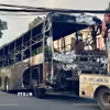 Chiếc xe khách bị cháy trơ khung được đưa về phục vụ công tác điều tra. (Ảnh: Lê Xuân/TTXVN)