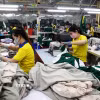 Xưởng gia công hàng dệt may xuất khẩu. (Ảnh: Hồng Đạt/TTXVN)