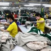 Xưởng gia công hàng dệt may xuất khẩu. (Ảnh: Hồng Đạt/TTXVN)