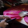 Công đoạn cắt, tạo hình giấy quạt - bước hoàn thiện mang tính thẩm mỹ cao. (Ảnh: Phương Anh/TTXVN phát)
