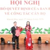 Bà Bùi Thị Quỳnh Vân, Phó Trưởng Ban Tổ chức Trung ương, trao Quyết định của Ban Bí thư cho ông Nguyễn Việt Hùng. (Ảnh: Xuân Triệu/TTXVN)
