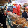 Người dân mua sắm tại một chợ ở Brussels, Bỉ. (Ảnh: THX/TTXVN)
