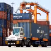 Xe chở container hàng xuất nhập khẩu hoạt động tại cảng quốc tế Gemalink, thị xã Phú Mỹ, tỉnh Bà Rịa-Vũng Tàu. (Ảnh: Hồng Đạt/TTXVN)