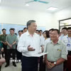 Tổng Bí thư Tô Lâm thăm hỏi nhân dân đến làm thủ tục hành chính tại Trung tâm hành chính công xã Phúc Thịnh. (Ảnh: Thống Nhất/TTXVN)