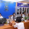 Cán bộ phường Cửa Nam tiếp công dân vào đầu giờ sáng 1/7/2025. (Ảnh: Văn Điệp/TTXVN)