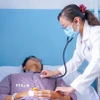 Bác sỹ Bệnh viện Nhân dân Gia Định khám cho nạn nhân ngộ độc thực phẩm sau khi ăn bánh mì sáng 10/11. (Ảnh: TTXVN phát)