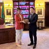 Đại sứ Việt Nam tại Ireland Phạm Toàn Thắng chào xã giao Phó Thị trưởng thành phố Cork, bà Margaret McDonnell. (Ảnh: TTXVN phát)