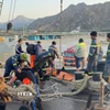 Lực lượng cứu hộ cứu nạn làm việc trên tàu Trường Nguyên 8. (Ảnh: TTXVN phát)