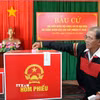 Cử tri bỏ phiếu tại Khu vực bỏ phiếu số 25, xã Hòa Phú, tỉnh Đắk Lắk. (Ảnh: Tuấn Anh/TTXVN)