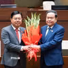 Chủ tịch Quốc hội Trần Thanh Mẫn tặng hoa chúc mừng tân Bộ trưởng Bộ Nội vụ Nguyễn Tiến Hải. (Ảnh: TTXVN phát)