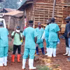 Nhân viên y tế tiến hành khử trùng nhằm tránh lây nhiễm Ebola tại Mongbwalu, tỉnh Ituri, CHDC Congo, ngày 24/5/2026. (Ảnh: THX/TTXVN)