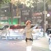 Lực lượng chức năng điều tiết giao thông trên phố Kim Mã. (Ảnh: Lê Đông/TTXVN)