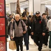 Người tiêu dùng mua sắm dịp Black Friday tại New York, Mỹ. (Ảnh: THX/TTXVN)