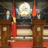 Chủ tịch nước Lương Cường và Tổng thống Angola João Manuel Gonçalves Lourenço gặp gỡ báo chí, thông báo về kết quả hội đàm. (Ảnh: Lâm Khánh/TTXVN)