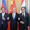 Bộ trưởng Ngoại giao Campuchia Prak Sokhonn (bên trái), Bộ trưởng Ngoại giao Thái Lan Sihasak Phuangketkeow (bên phải) và Bộ trưởng Ngoại giao Vương Nghị (giữa). (Ảnh: AKP)