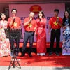 Cán bộ, phu nhân Đại sứ quán Việt Nam tại Brussels, trình bày ca khúc "Việt Nam quê hương tôi". (Ảnh : Hương Giang/TTXVN)