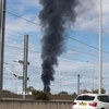 Khói bốc lên tại thành phố Tel Aviv, Israel ngày 28/2/2026. (Ảnh: THX/TTXVN)