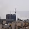 Khói bốc lên từ thủ đô Tehran, Iran sau cuộc oanh kích của Israel ngày 28/2/2026. (Ảnh: THX/TTXVN)
