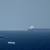 Tàu chở dầu hướng về eo biển Hormuz. (Ảnh: AFP/TTXVN)