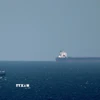 Tàu chở dầu hướng về eo biển Hormuz. (Ảnh: AFP/TTXVN)
