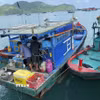Tàu cá BV 08915 TS khi bị kiểm tra hành chính. (Ảnh: TTXVN phát)