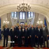 Tổng thống Romania Nicusor Dan (giữa) cùng các thành viên nội các mới chụp ảnh chung tại Bucharest tối 23/6/2025. (Ảnh: THX/TTXVN)