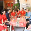 Đại sứ Nguyễn Minh Tâm đến thăm, chúc Tết gia đình ông Lê Dũng, nguyên Chủ tịch Thành hội người Việt Nam thủ đô Viêng Chăn, người có công trong công tác xây dựng hội. (Ảnh: Xuân Tú/TTXVN)