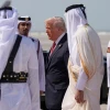 Tổng thống Donald Trump được Quốc vương Qatar Sheikh Tamim bin Hamad Al Thani chào đón khi ông đến Sân bay Quốc tế Hamad ở Doha, Qatar. (Ảnh: AP)