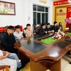Nhóm thanh thiếu niên bị triệu tập làm việc tại cơ quan chức năng. (Ảnh: TTXVN phát)