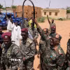 Tổng tư lệnh Lực lượng Vũ trang Sudan, Tướng Abdel Fattah Al Burhan (thứ 2, phải, phía trước), tại El Obeid, Bắc Kordofan, Sudan. (Ảnh: THX/TTXVN)
