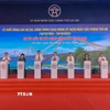 Phó Thủ tướng Mai Văn Chính và các đại biểu thực hiện nghi thức khởi công Dự án đầu tư xây dựng cầu Trần Hưng Đạo. (Ảnh: Phan Phương/TTXVN)