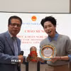 Đại sứ Đặng Minh Khôi chúc Đức Phúc thành công. (Ảnh: Tâm Hằng/TTXVN)