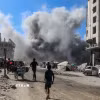 Khói bốc lên sau vụ không kích của Israel xuống thành phố Gaza. (Ảnh: THX/TTXVN)