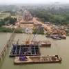 Trụ TC8 dưới nước và đường dẫn phía phố Nguyễn Sơn, phường Long Biên được nhà thầu Đạt Phương tăng tốc thi công đảm bảo tiến độ đề ra. (Ảnh: Quốc Khánh/TTXVN)