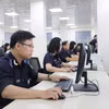 Cán bộ, công chức đội Thông quan, Chi cục Hải quan khu vực 3 tiếp nhận, xử lý tờ khai của doanh nghiệp tại Đội Thông quan. (Ảnh: Mạnh Tú/TTXVN)